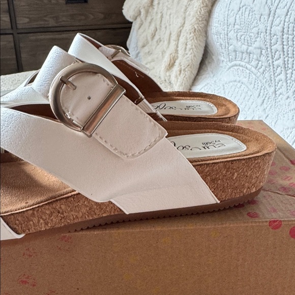 BRAND NEW! Euro Soft “Gladis” White Women's White Sandals - Picture 5 of 7